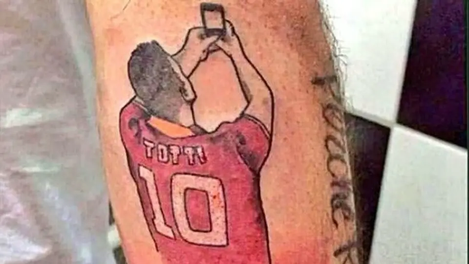Aficionado de la Roma se tatúa la selfie' de Totti