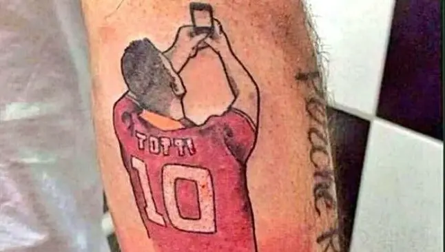 Aficionado de la Roma se tatúa la selfie' de Totti