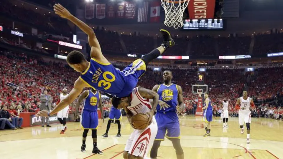Stephen Curry sufre contusión en duelo contra Rockets