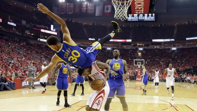 Stephen Curry sufre contusión en duelo contra Rockets