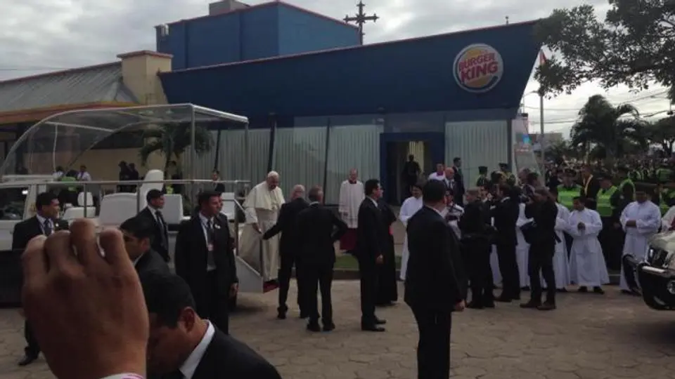 Papa Francisco utiliza un Burger King como sacristía