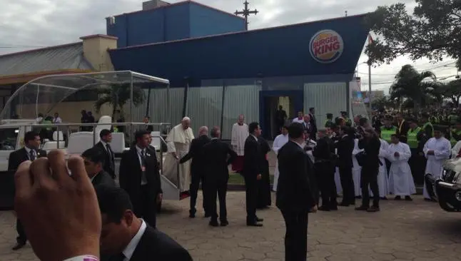 Papa Francisco utiliza un Burger King como sacristía