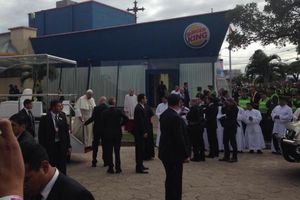 Papa Francisco utiliza un Burger King como sacristía