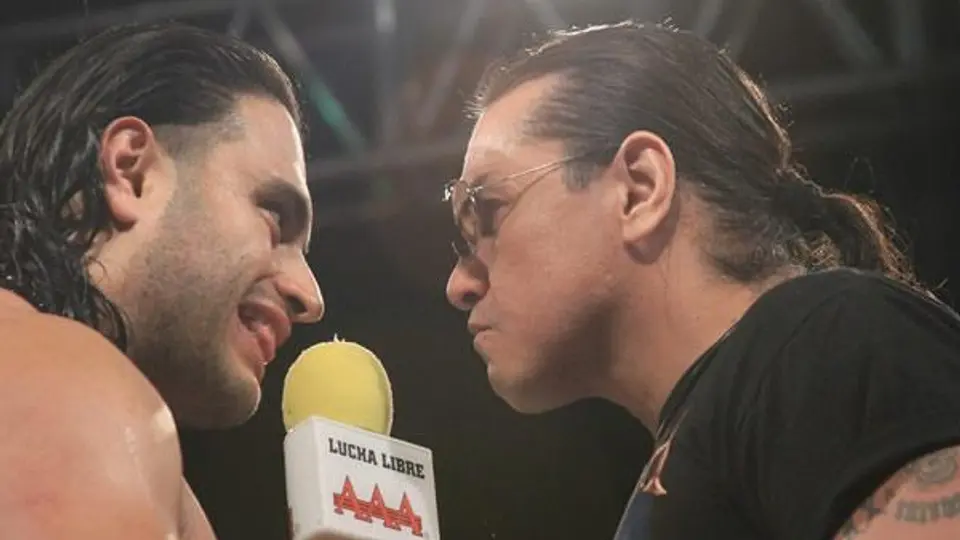 Luchador Heavy Metal sufre quemaduras en la cara y en los ojos