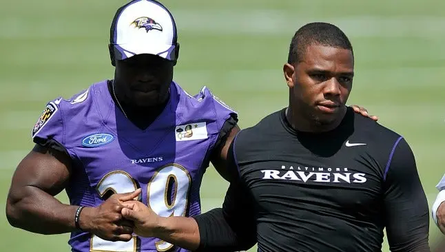 Cuervos terminan contrato de Ray Rice
