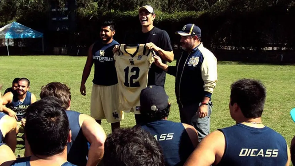 Mark Sánchez visita entrenamiento de Pumas CU