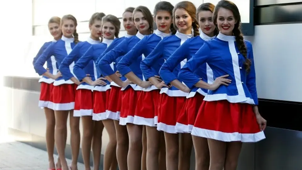Bellas modelos engalanan GP de Rusia
