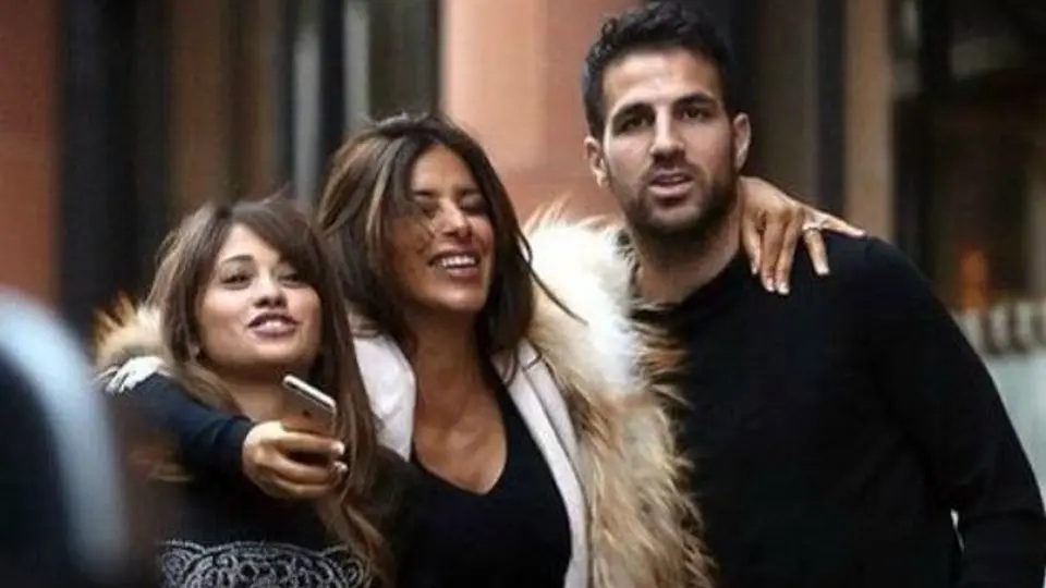 Novia de Messi se pasea con Fábregas y su esposa por Londres