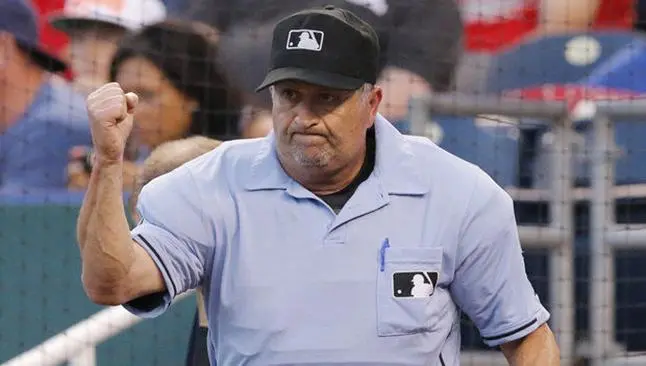 Umpire de MLB revela que es gay