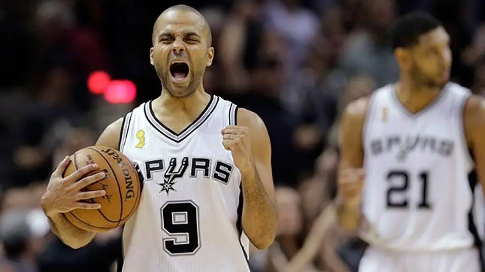 Spurs estrena su corona con ajustada victoria