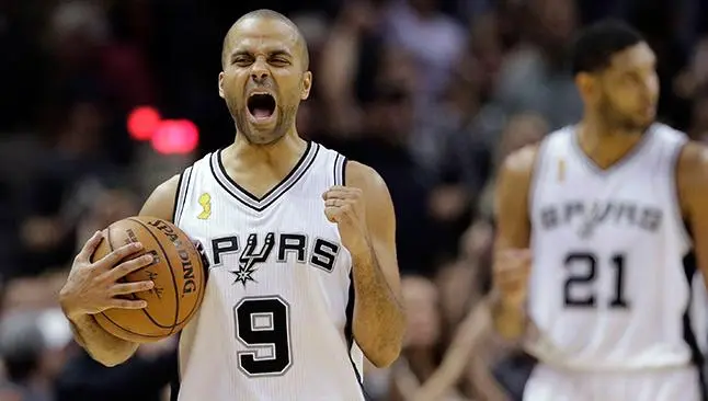 Spurs estrena su corona con ajustada victoria