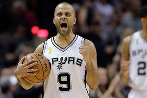 Spurs estrena su corona con ajustada victoria