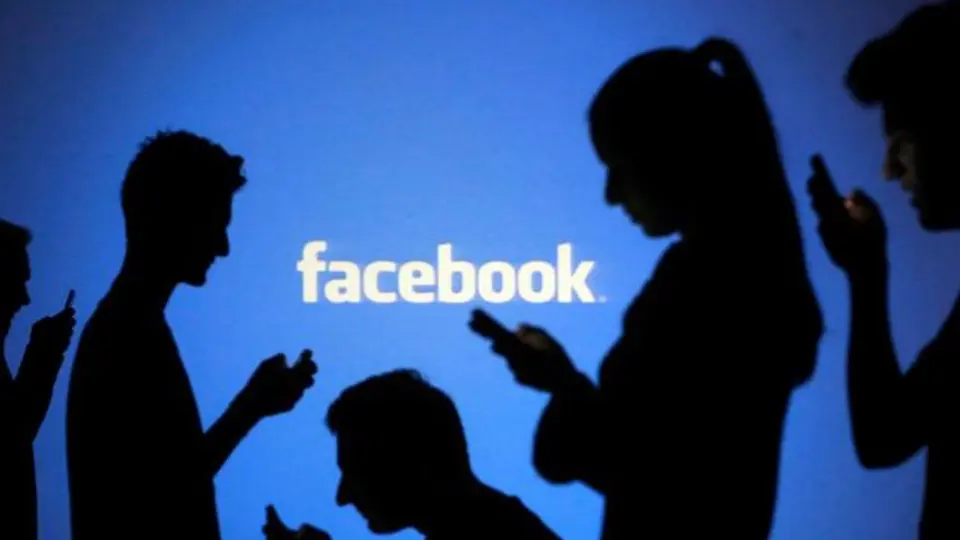 Revisar constantemente Facebook, señal de inseguridad