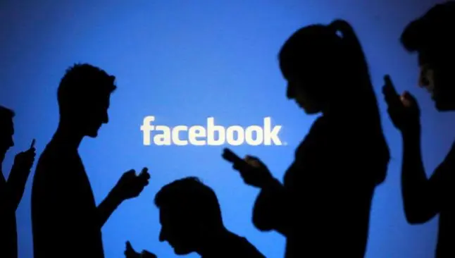 Revisar constantemente Facebook, señal de inseguridad