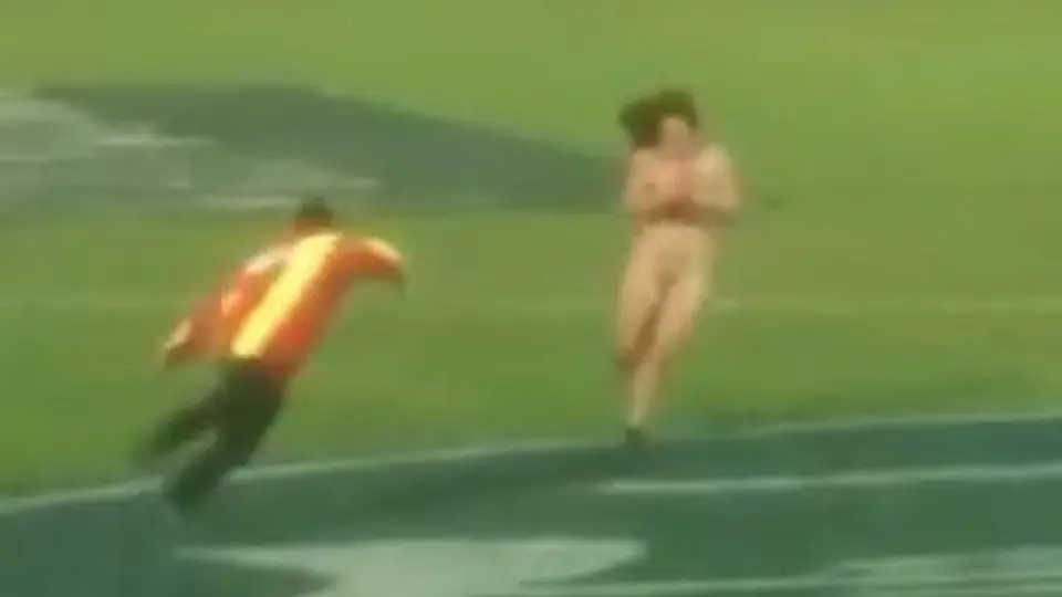 Espontánea desnuda interrumpió juego de rugby