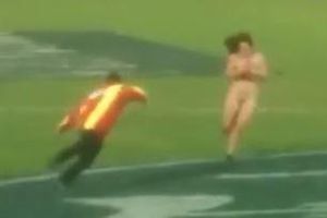 Espontánea desnuda interrumpió juego de rugby