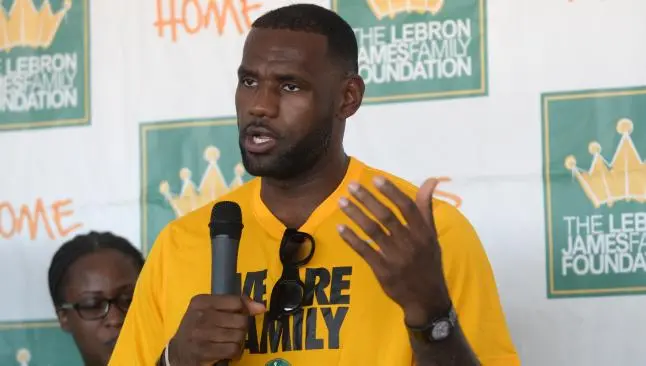 LeBron pagará más de 2 mil becas universitarias