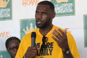 LeBron pagará más de 2 mil becas universitarias