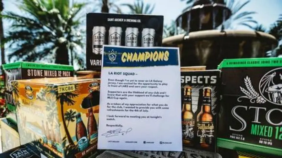 Steven Gerrard regala cervezas a su nueva afición