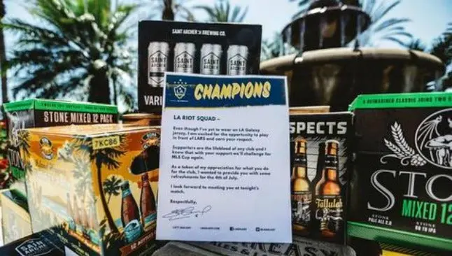 Steven Gerrard regala cervezas a su nueva afición