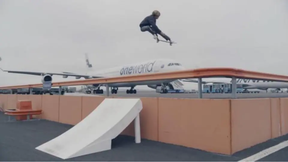 Skaters hacen que espera en aeropuerto valga la pena