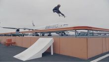 Skaters hacen que espera en aeropuerto valga la pena