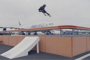 Skaters hacen que espera en aeropuerto valga la pena