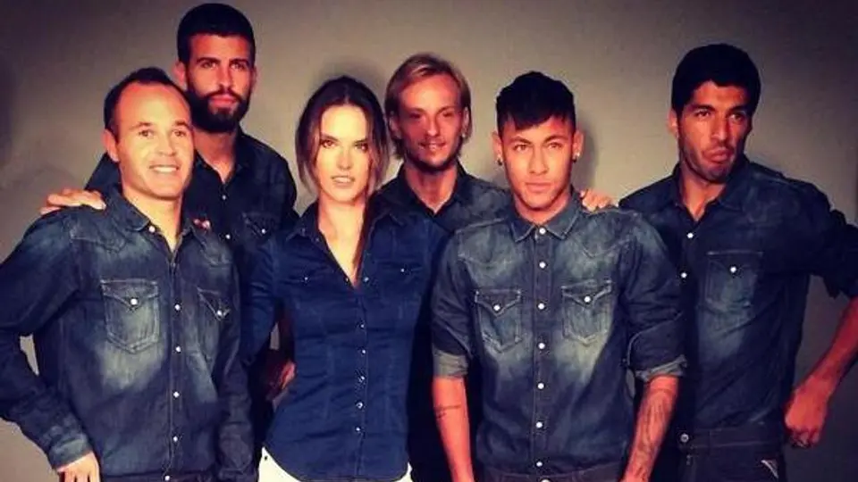 Jugadores del Barça, en comercial con Alessandra Ambrosio