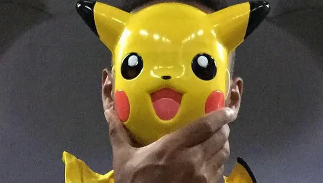 Aubameyang 'prepara' festejo con máscara de Pikachu