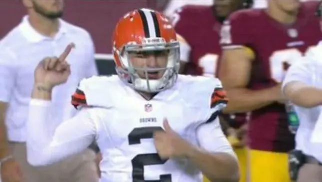 Johnny Manziel hace seña obscena a Pieles Rojas