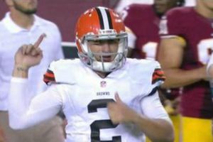 Johnny Manziel hace seña obscena a Pieles Rojas