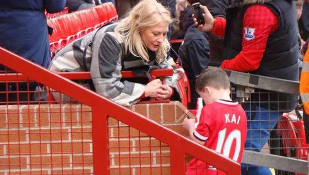 Hijo de Rooney reparte autógrafos en Old Trafford