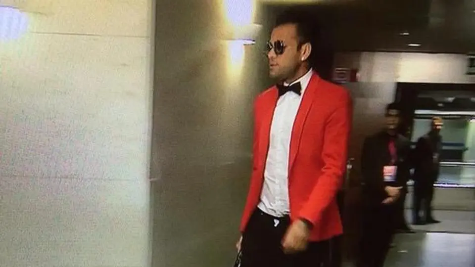 Alves sorprende con extravagante vestuario a su llegada al juego