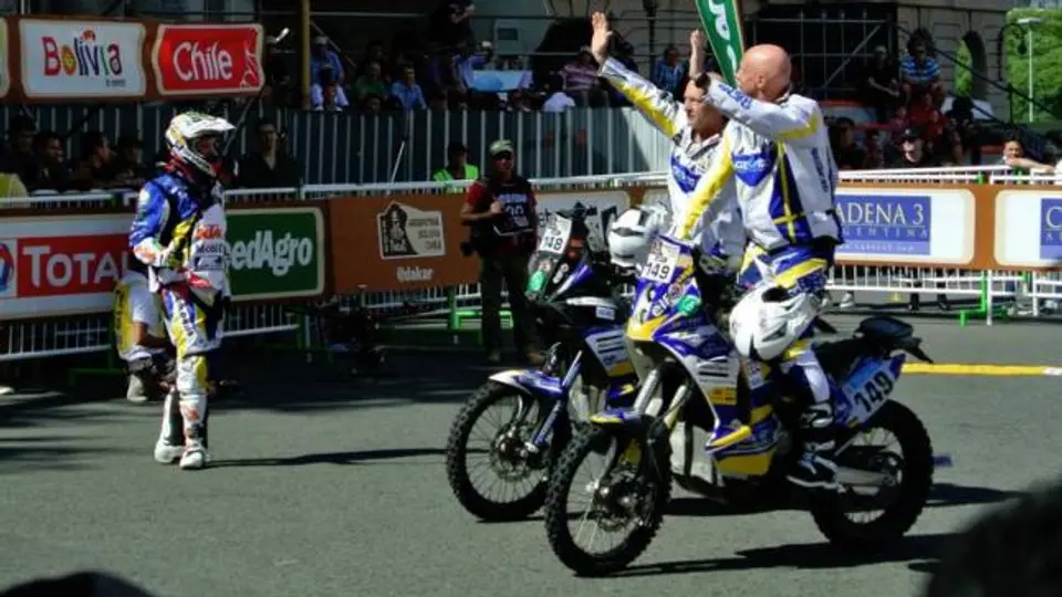 Hombres se desnudan para poder participar en Rally Dakar 2015