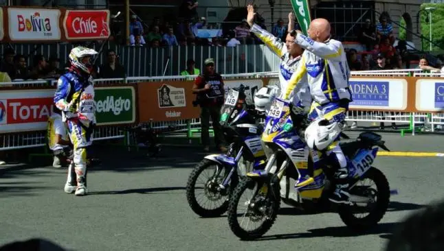 Hombres se desnudan para poder participar en Rally Dakar 2015