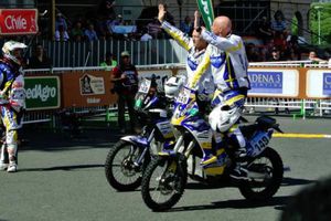 Hombres se desnudan para poder participar en Rally Dakar 2015