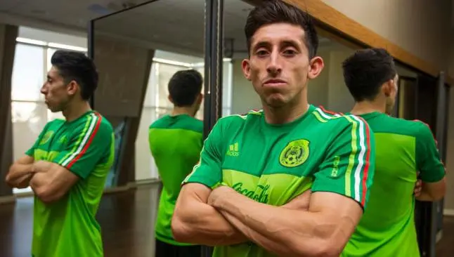 Héctor Herrera posa para RÉCORD en la concentración del Tri | MIGUEL PONTÓN