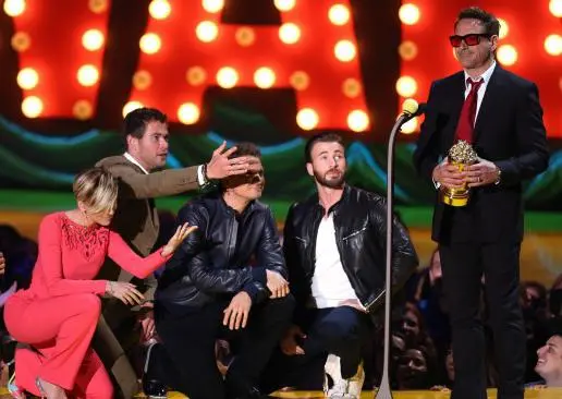 Avengers se arrodillan ante Robert Downey Jr.