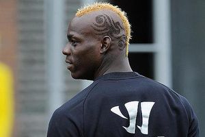 Mario Balotelli presume su nuevo look