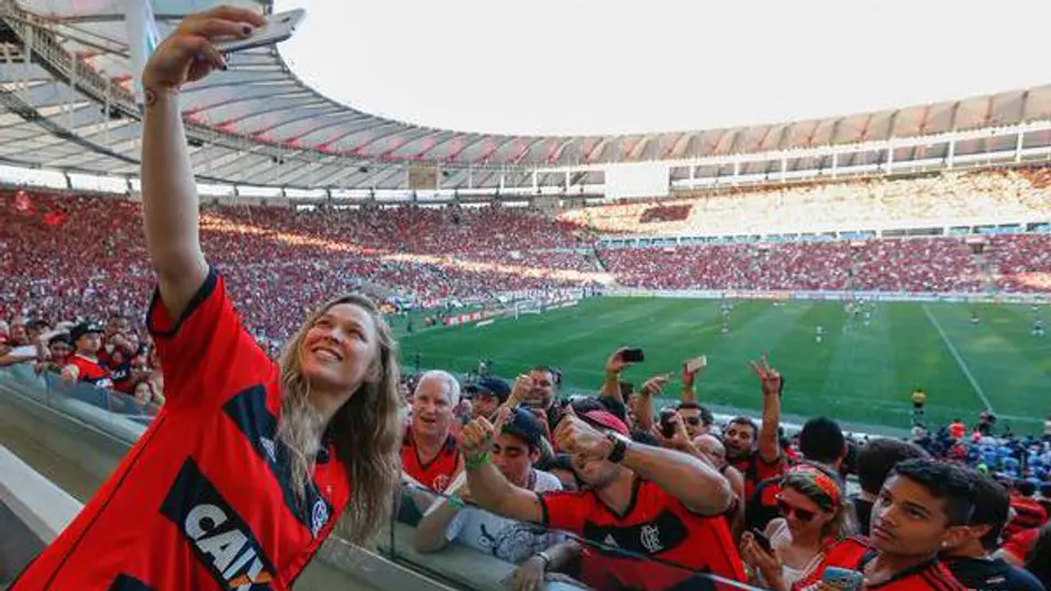 Ronda Rousey festeja triunfo con Flamengo en el Maracaná