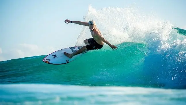 Conoce algunos tips para comprar una tabla de surf este verano