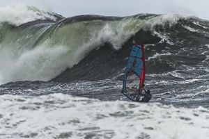Deportistas desafían la furia del mar