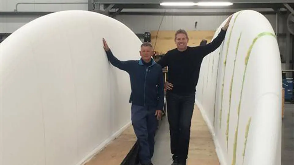 Construyen en EU la tabla de surf más grande del mundo