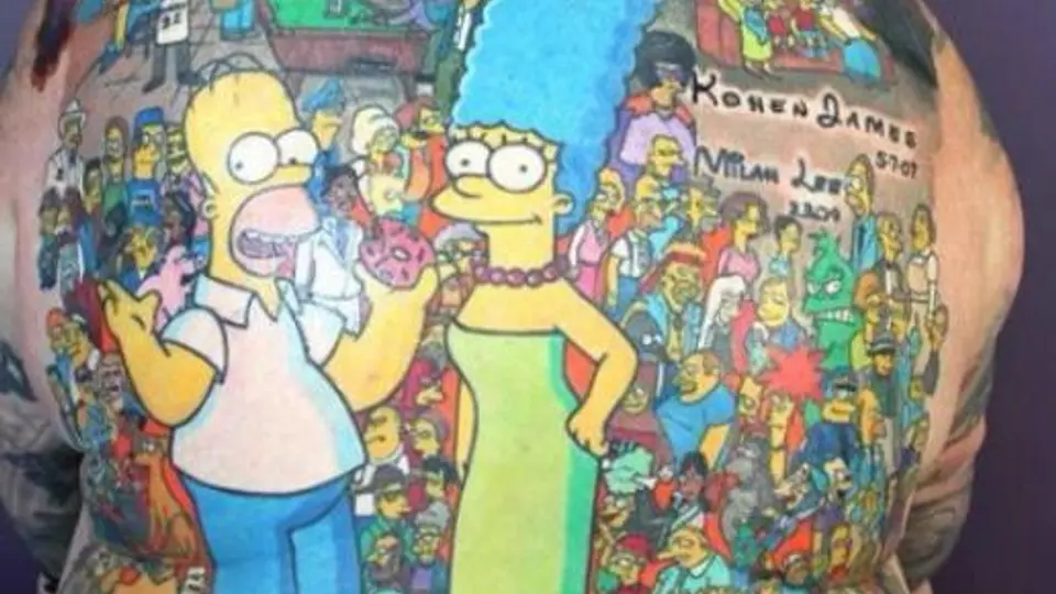 Hombre se tatúa a los Simpson en la espalda