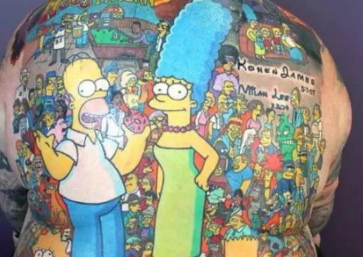 Hombre se tatúa a los Simpson en la espalda