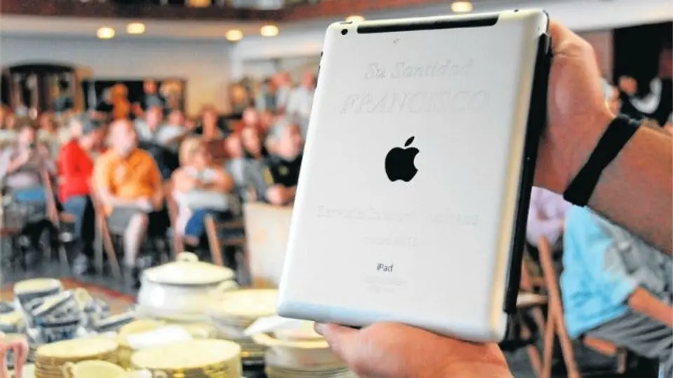 Subastan iPad del Papa Francisco en 30 mil 500 dólares