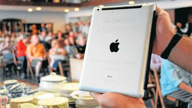 Subastan iPad del Papa Francisco en 30 mil 500 dólares
