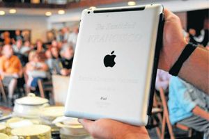 Subastan iPad del Papa Francisco en 30 mil 500 dólares