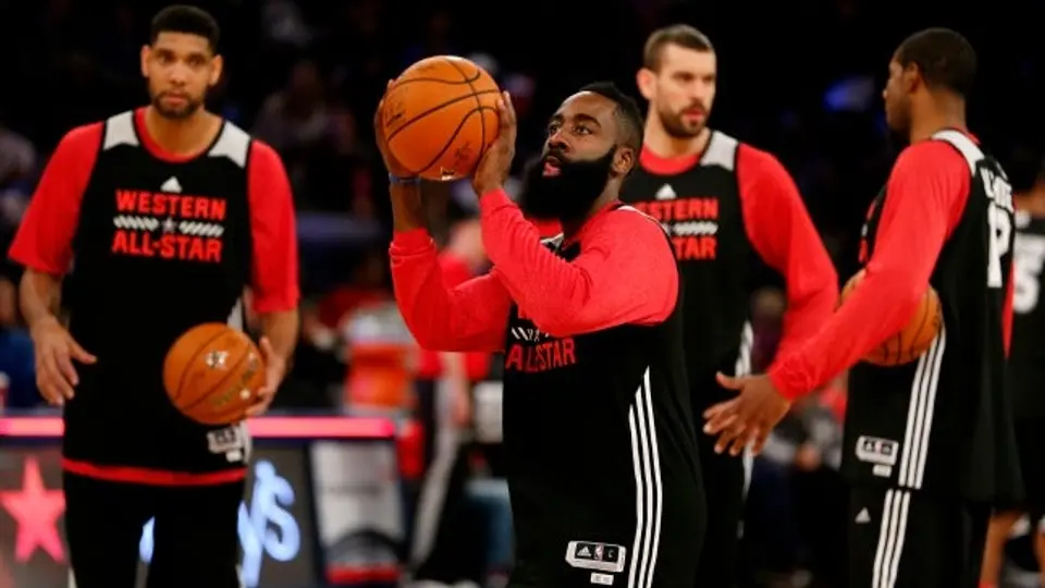 Constelación de estrellas de la NBA chocan en Nueva York