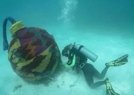 Artista decora esculturas en museo submarino